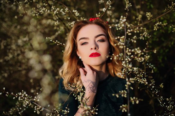 How to Style a Pashmina Shawl as a Sophisticated Addition to Business Attire?